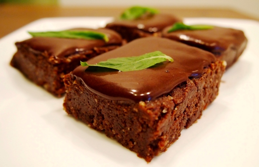 Easy 10-Minute Raw Choc Mint Slice with Choc Ganache